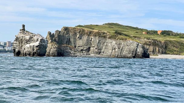 灯台のある海岸の断崖絶壁は - 写真・画像