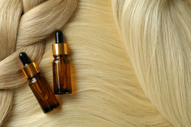 Koncept péče o vlasy s láhvemi kosmetických a ženských vlasů - Fotografie, Obrázek