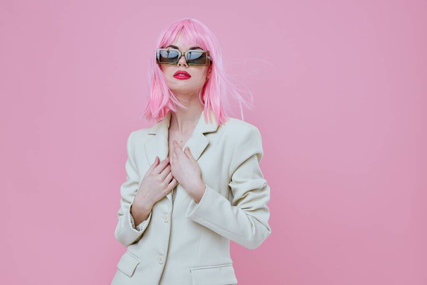 Bastante joven femenino moderno estilo rosa pelo gafas de sol color de fondo inalterado - Foto, imagen