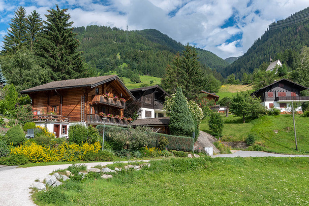 Casas típicas del Valais en el pueblo de Muehlebach. Muhlebach es un pueblo en los Alpes del Valais en Suiza.. - Foto, Imagen