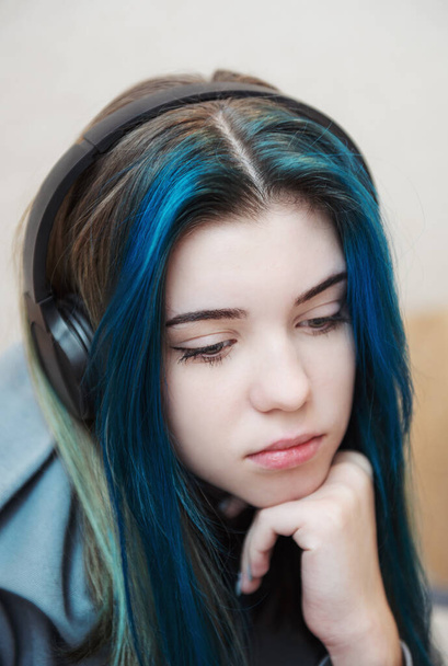 Joven adolescente con el pelo azul y auriculares  - Foto, imagen