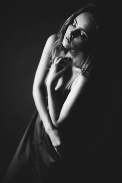 Retrato desnudo de una joven desnuda, foto en blanco y negro con la estética del cuerpo femenino - Foto, imagen