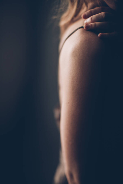 Детали женского тела, девушка движется в коричневом платье с сочетанием ремней, освещенности  - Фото, изображение