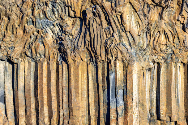 Čedičové sloupy u vodopádu Aldeyjarfoss, Island. Sloupy byly vytvořeny asi před 9000 lety z ochlazování magmatu z vulkanické události. Severní Island. - Fotografie, Obrázek