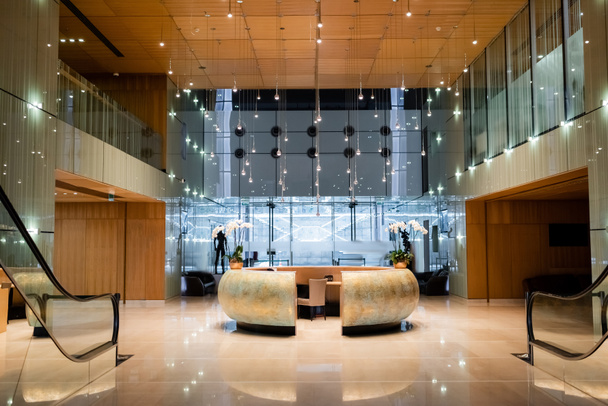 reception in spacious lobby of modern luxury hotel - Foto, afbeelding