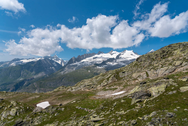 Maisema näkymä Bettmerhorn lähellä Bettmeralp, taustalla vuoret Fusshoerner ja Rotstock. Bettmeralp on kylä lähellä Aletsch Glacier kantonissa Valais Sveitsissä. - Valokuva, kuva