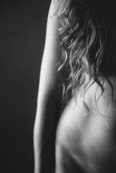 Ruumiinosia lähikuvassa, alaston naisen ruumis. Alaston ihokuvaus mustavalkoisena. Kevyt defocus ja taidemelu kehyksissä - Valokuva, kuva