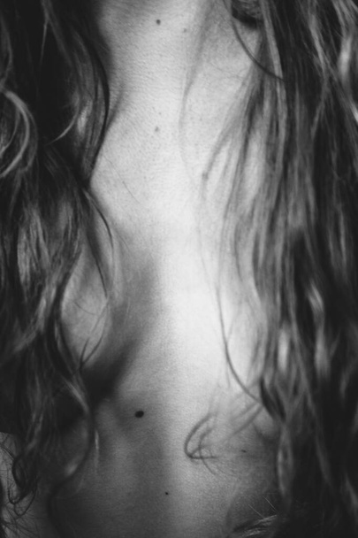 Body details close-up, nude female body. Nude skin photography in black and white. Light defocus and art noise on the frames - Φωτογραφία, εικόνα