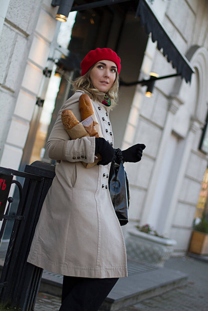 a girl in a red beret on the street - Fotoğraf, Görsel