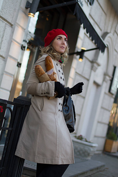 a girl in a red beret on the street - Foto, imagen