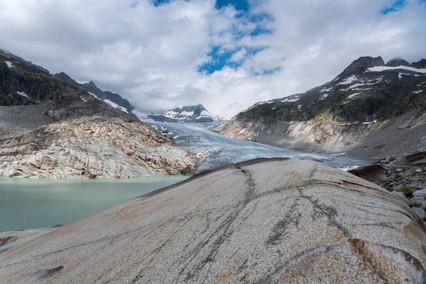 Horská krajina s rýnským ledovcem a pramenem Rhonu u Oberwaldu ve Valais ve Švýcarsku - Fotografie, Obrázek