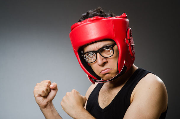 Lustiger Boxer mit roten Handschuhen vor dunklem Hintergrund - Foto, Bild