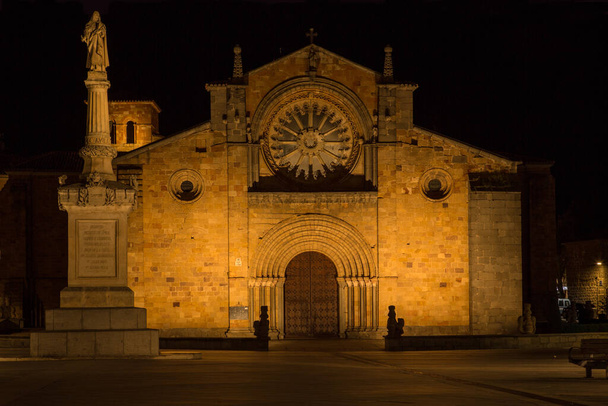 Nachtansicht der alten Kirche von San Pedro in Avila, Spanien - Foto, Bild