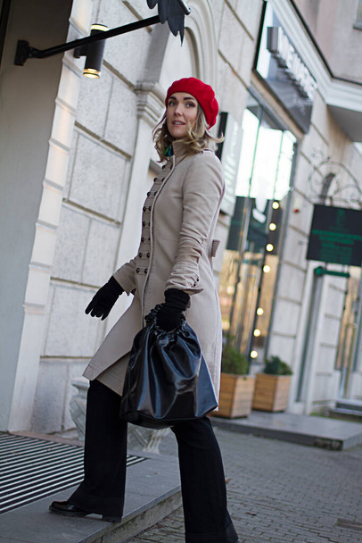 a girl in a red beret on the street - Фото, изображение