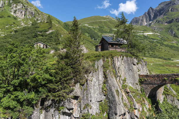 Paesaggio alpino con uno storico ponte ad arco vicino alla frazione di Ladstafel sotto il Passo Nufenen. Il Passo Nufenen si trova vicino a Ulrichen in Vallese in Svizzera. - Foto, immagini