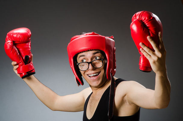 Funny boxer s červenými rukavicemi proti tmavému pozadí - Fotografie, Obrázek