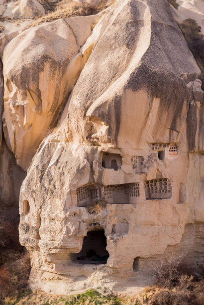 Cave case ed edifici in Cappadocia, Turchia. Picchi di pietra con porte e finestre. Abitazione in grotte reali
. - Foto, immagini