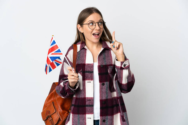 Junge Litauerin mit einer britischen Flagge auf weißem Hintergrund, die die Lösung erkennen will, während sie den Finger hebt - Foto, Bild