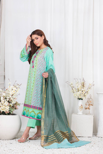 Um fato de kameez shalwar paquistanês com dupatta. Modelo paquistanês é mostrado seu vestido com estilo. - Foto, Imagem