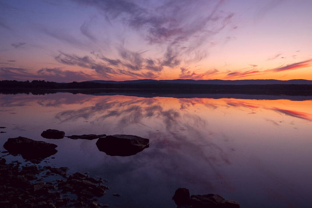 coucher de soleil sur le lac, le soleil s'est couché sur l'horizon, un beau ciel violet, le reflet du ciel dans l'eau. - Photo, image