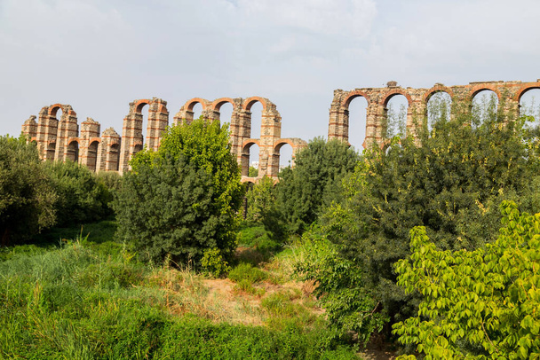 L'Acueducto de los Milagros, Acquedotto Miracoloso a Merida, Estremadura, Spagna è un ponte romano in rovina, costruito per fornire acqua alla colonia romana di Emerita Augusta, Merida, Spagna. - Foto, immagini