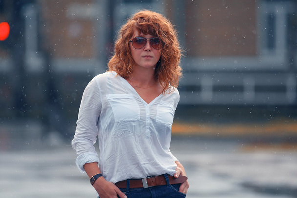 Red-haired  woman in the rain - Foto, Imagem