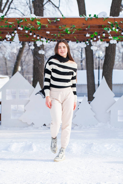 Full length portrait of young beautiful girl posing in winter park - Фото, изображение