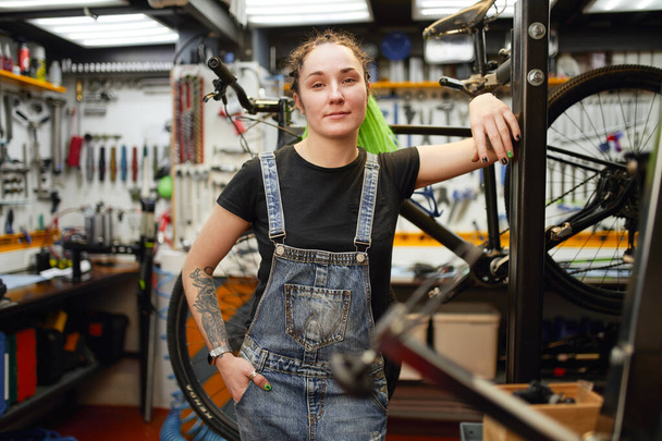 Confident mechanic in bike repair workshop - Fotoğraf, Görsel
