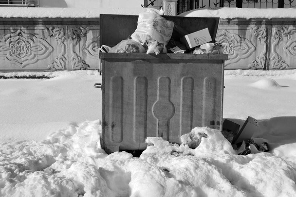 travaux de nettoyage municipaux interrompus en raison de chutes de neige, déchets s'accumulant dans les poubelles, - Photo, image