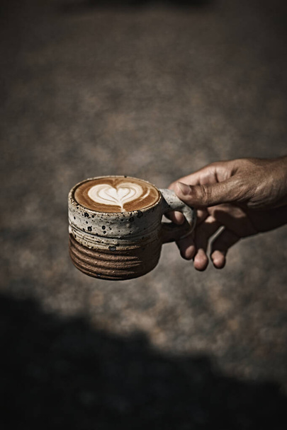 Man holding coffee cup with latte art, Selective focu - Fotoğraf, Görsel
