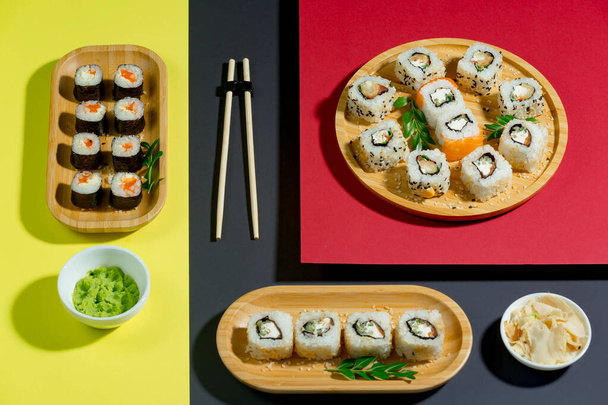Sushi em uma placa em um fundo brilhante e colorido. - Foto, Imagem