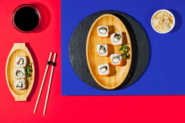Sushi sur une assiette sur un fond lumineux et coloré. - Photo, image