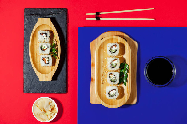 Sushi na talerzu na jasnym, kolorowym tle. - Zdjęcie, obraz