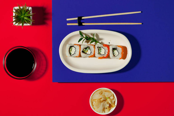 Sushi en un plato sobre un fondo brillante y colorido. - Foto, imagen