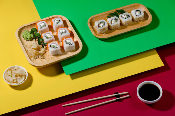 Sushi lautasella kirkkaalla, värillisellä taustalla. - Valokuva, kuva
