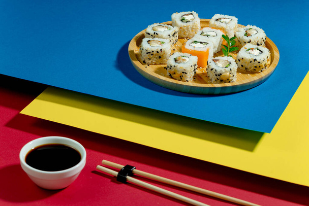 Sushi em uma placa em um fundo brilhante e colorido. - Foto, Imagem