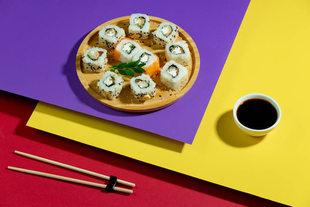 Sushi lautasella kirkkaalla, värillisellä taustalla. - Valokuva, kuva
