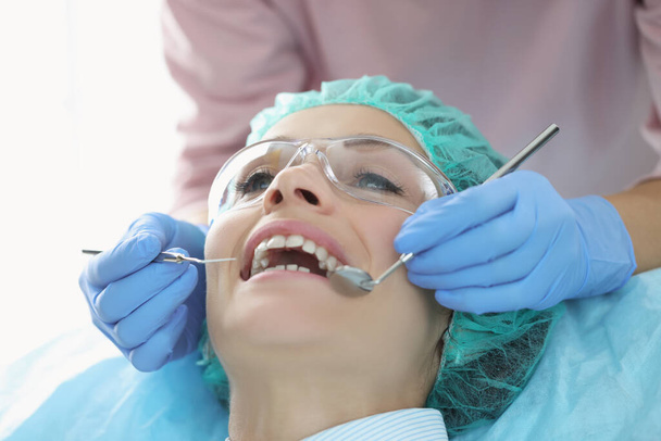 Femme dans la chaise de dentiste, rendez-vous chez le médecin dentiste, dents de contrôle - Photo, image