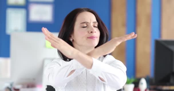 Frau schüttelt den Kopf und macht negative Geste in Großaufnahme - Filmmaterial, Video