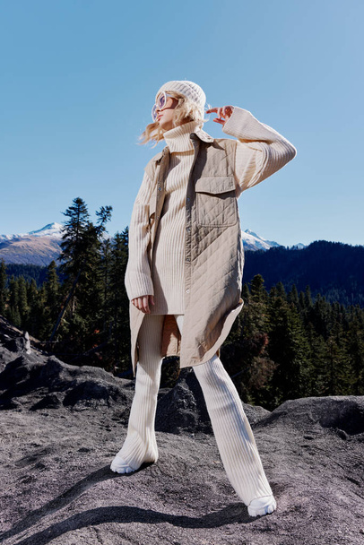 mujer moda ropa montañas naturaleza día soleado estilo de vida - Foto, Imagen