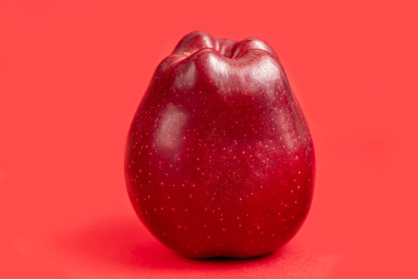 Piros alma, színes háttérrel. Szelektív fókusz. Aratás. Egészséges étel. másolás helye. - Fotó, kép