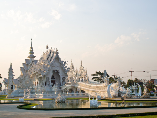 Белый искушение, Ват Ронг Хун, вечером в Чианг Рай, Таиланд
 - Фото, изображение