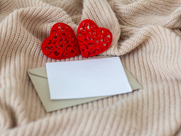 макет порожньої вітальної листівки і два серця на бежевому фоні
 - Фото, зображення