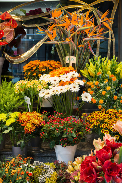 Boutique de fleurs de rue avec des fleurs colorées - Photo, image