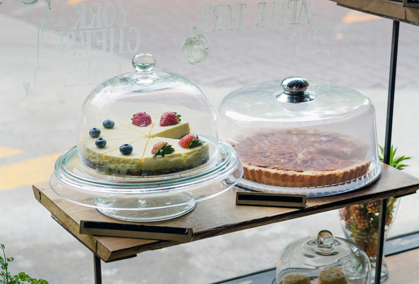 Morango, Cheesecake de mirtilo e torta de maçã na banca de bolo
 - Foto, Imagem