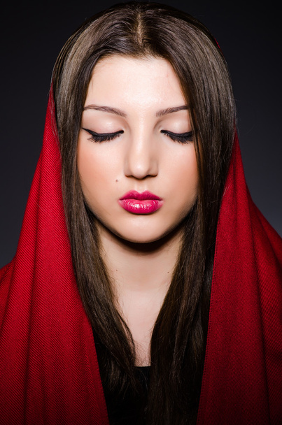 Portret van de jonge vrouw met hoofddoek - Foto, afbeelding