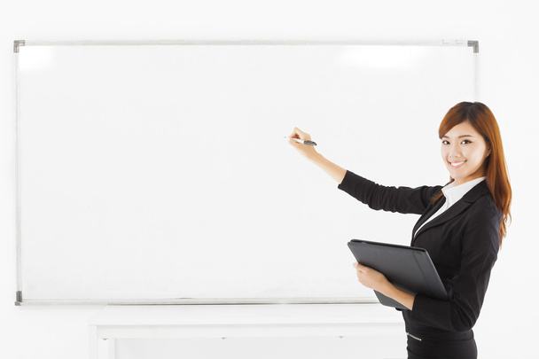 азиатская улыбающаяся деловая женщина преподает с белой доской
 - Фото, изображение