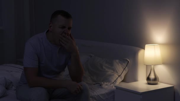 Hyvää yötä - mies sammuttaa valot ja menee nukkumaan - Materiaali, video