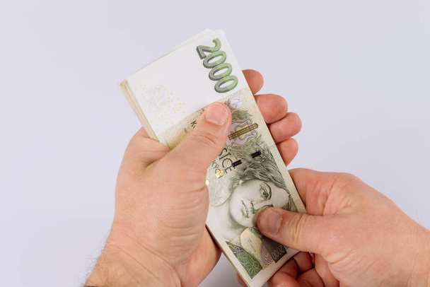 Yksityiskohta miehen kädet laskenta tsekki koruna rahaa - Valokuva, kuva
