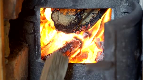 laaiend vuur in hout branden houtkachel (retro) - Video